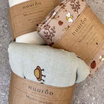 NUUROO Barri Muslin Swaddle Kapaloharso 120x 120 cm, Sand-Flowerbee